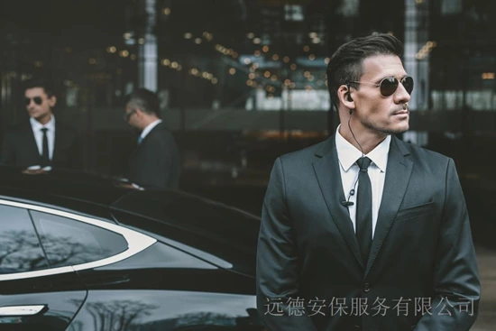 星巴克西安某分店雇佣远德保安，借助保安维持秩序